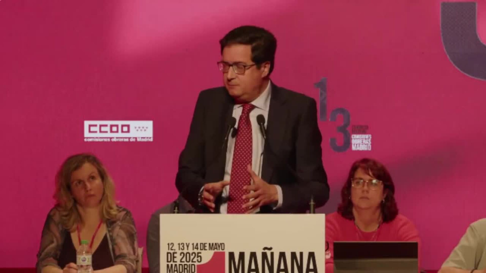Óscar López dice que Ayuso busca "mover la silla" a Feijóo con el Congreso del PP
