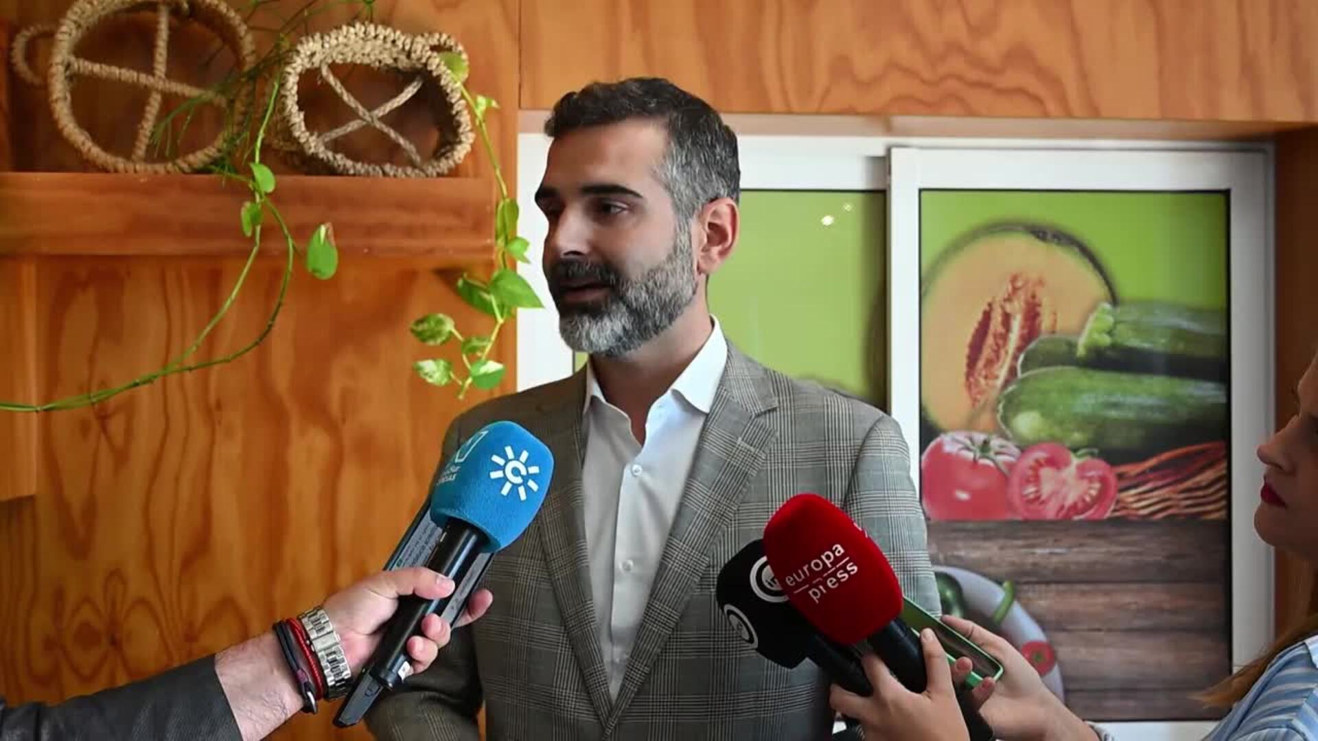 Junta pide al Gobierno rectificar tras "desoír" la rebaja de IRPF para agricultores almerienses