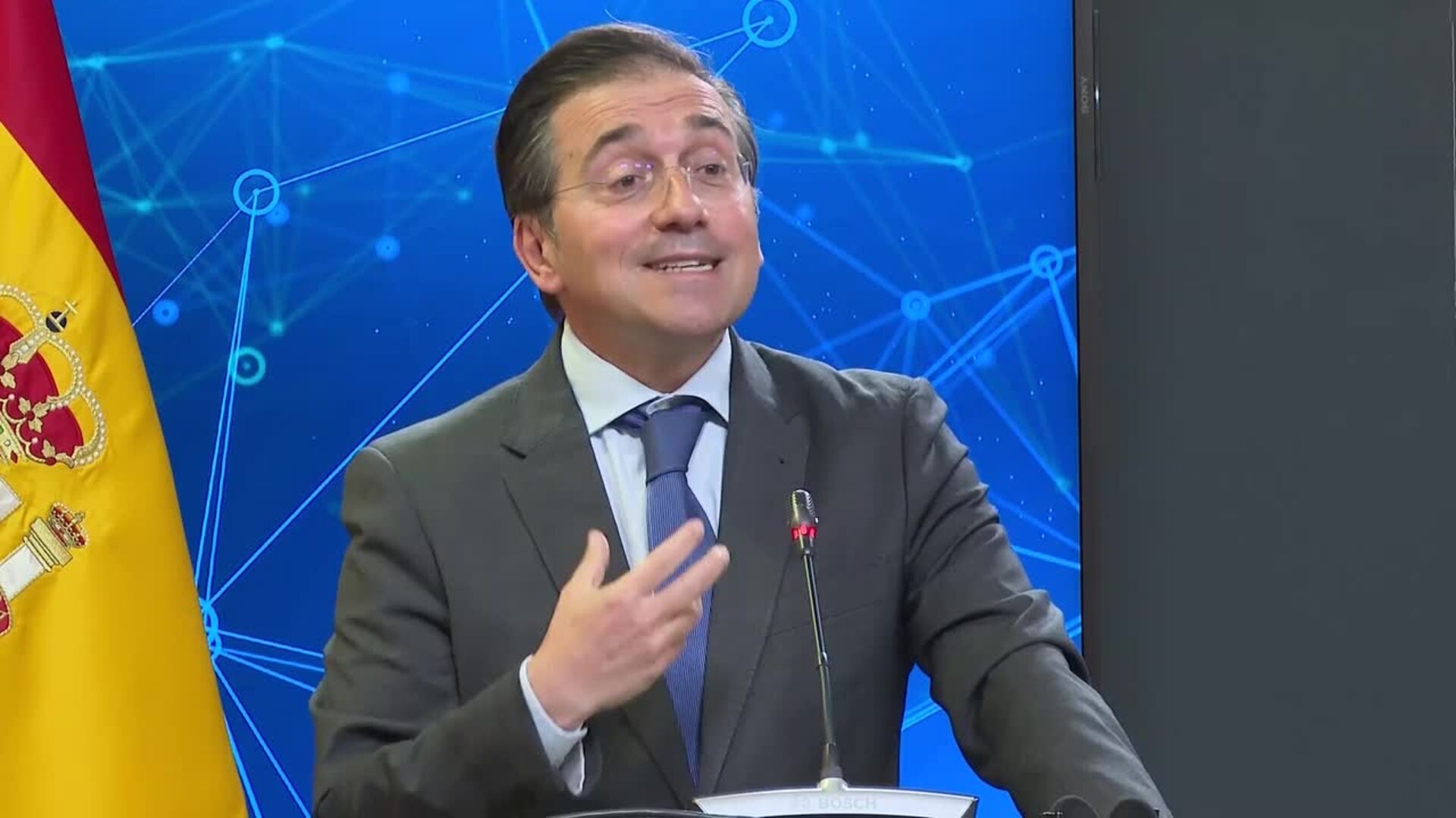 Albares defiende "propuesta sólida" de oficialidad del catalán y se muestra abierto a cambios