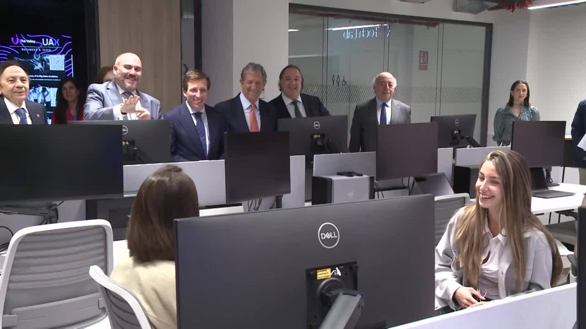 Almeida asiste a la presentación del informe de UAX sobre el futuro de las profesiones