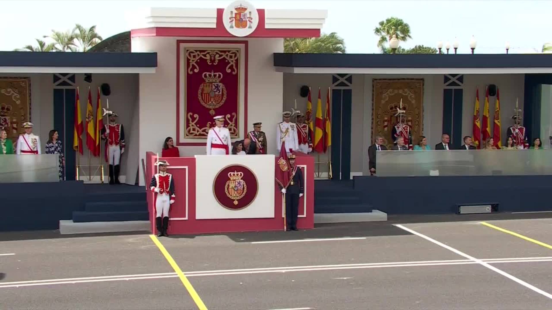 Multitud de personas celebran el Día de las Fuerzas Armadas en Tenerife