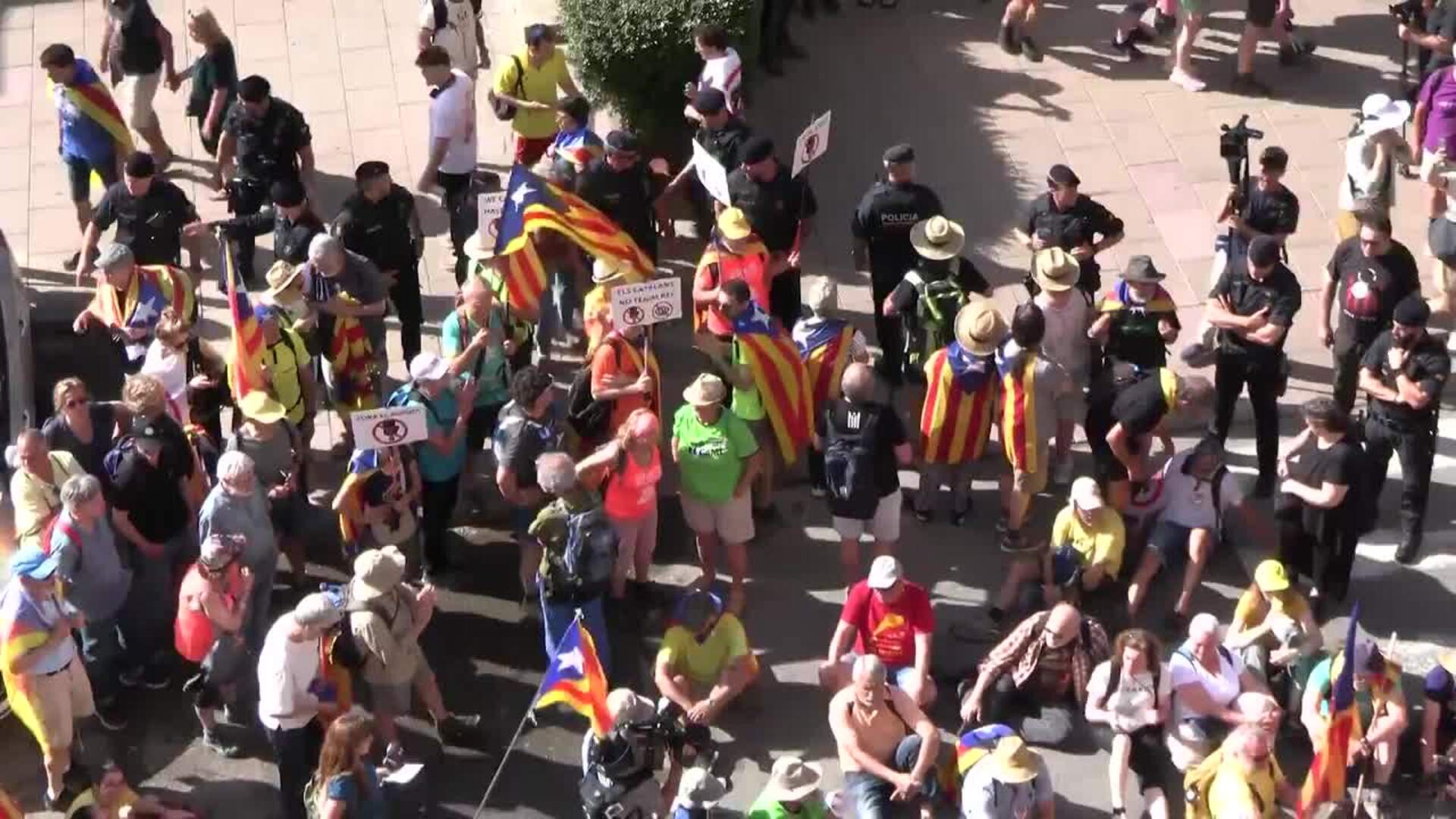 200 activistas despliegan una bandera independentista por la visita de los Reyes a Montserrat