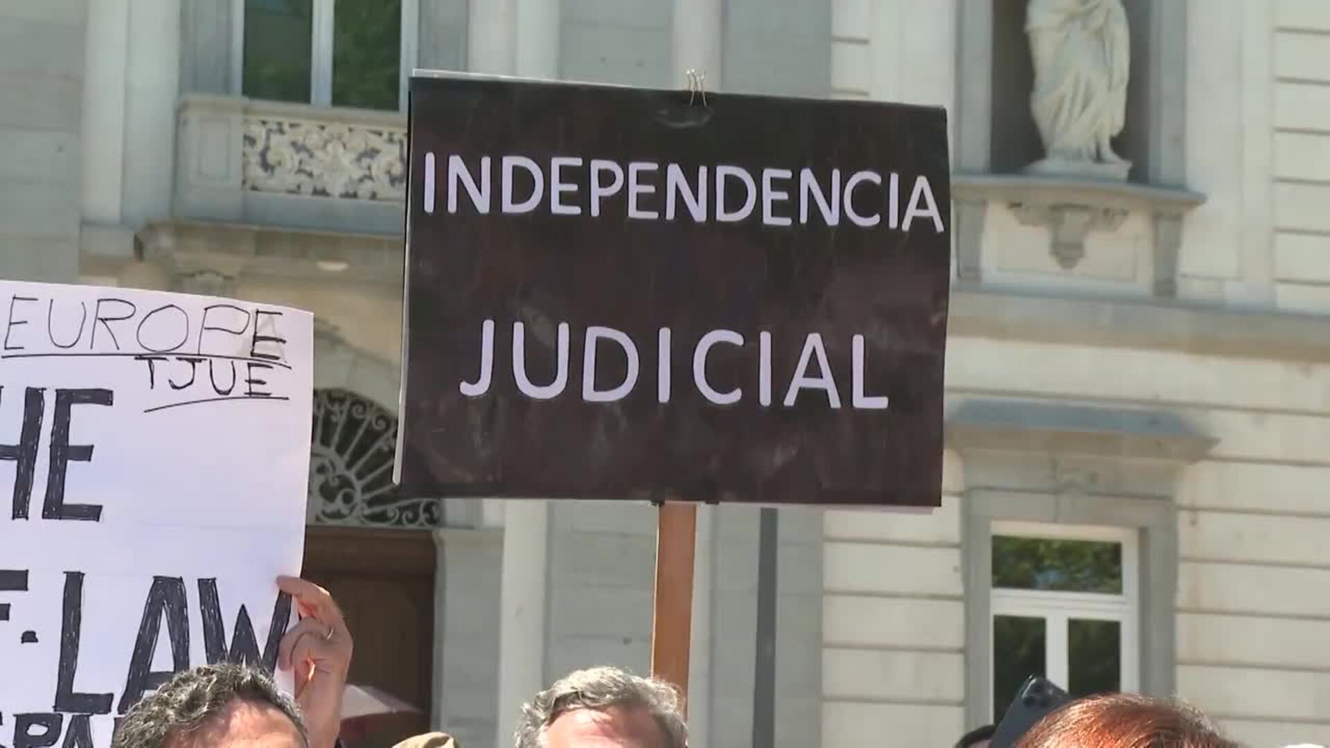 El 75% de los jueces y fiscales, según convocantes, secundan la huelga contra las reformas