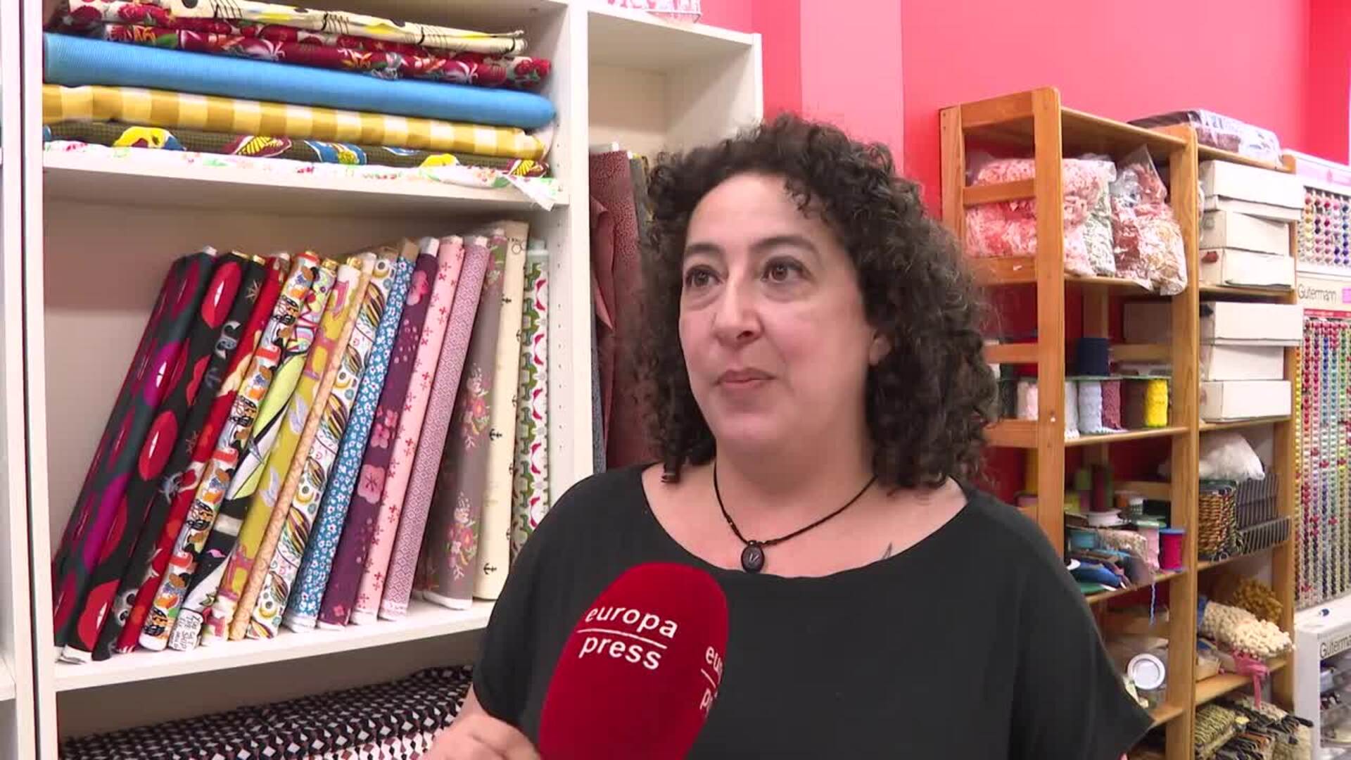 Padres de Bilbao colaboran con comercios del barrio para retrasar la entrega del primer móvil