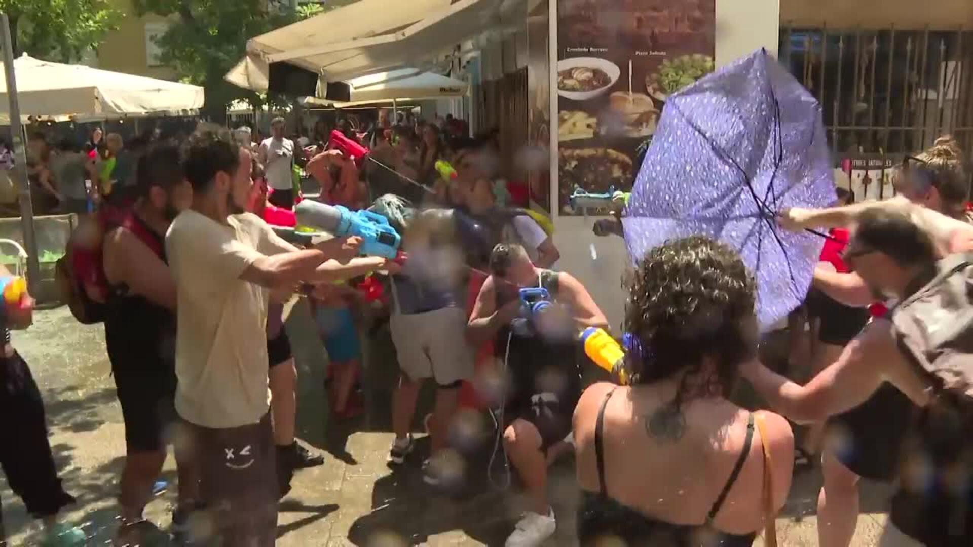 Vuelve la Batalla Naval de Vallecas mojando Vallecas por "una vivienda digna y asequible"