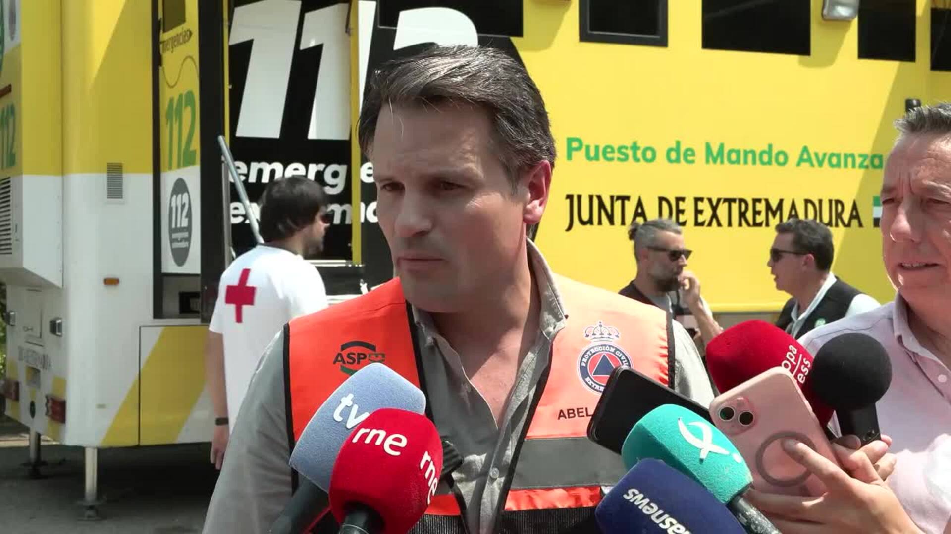 La cabeza del incendio se mantiene "prácticamente estática" pero el fuego "no está controlado"