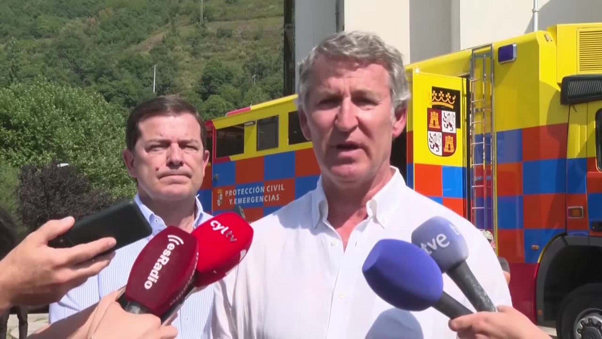 Feijóo pide el despliegue del Ejército y más medios en los incendios: "Queda lo peor"