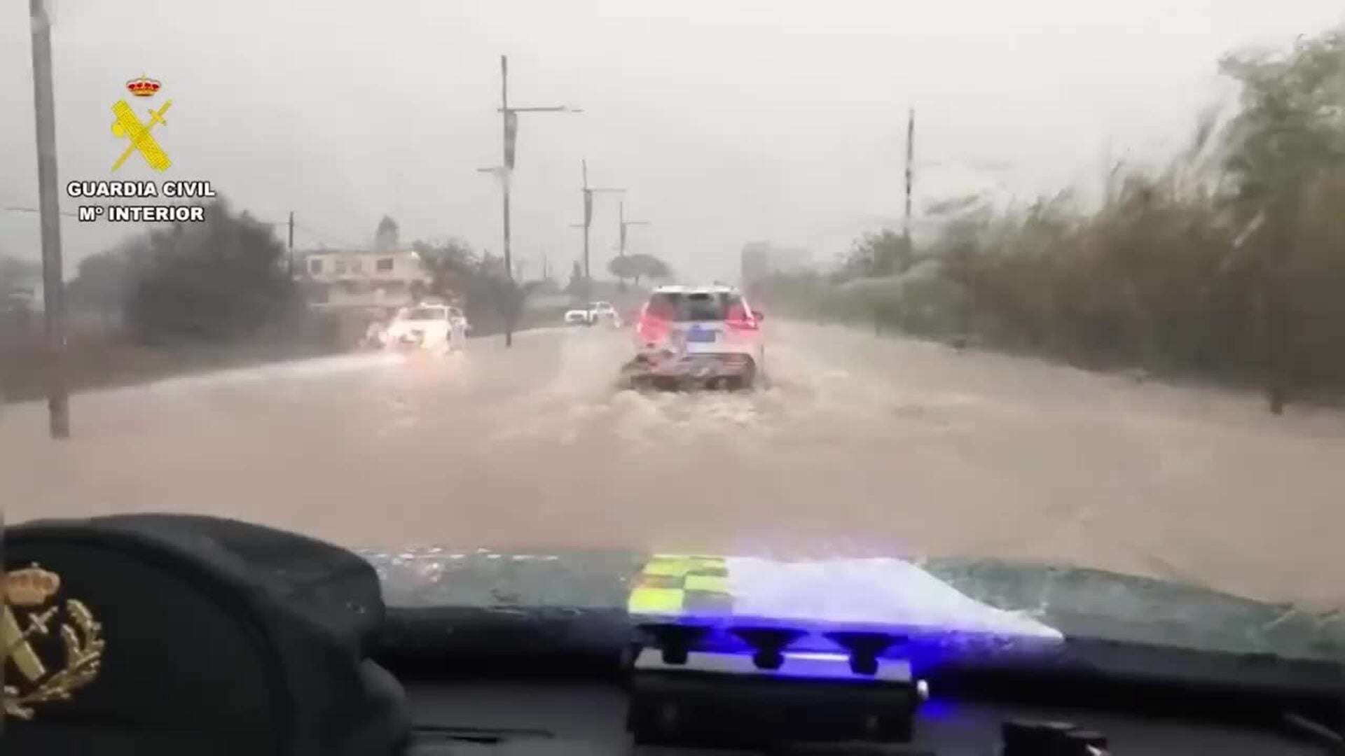 Rescatan a una persona atrapada en su vehículo en un paso subterráneo en la carretera EI-20