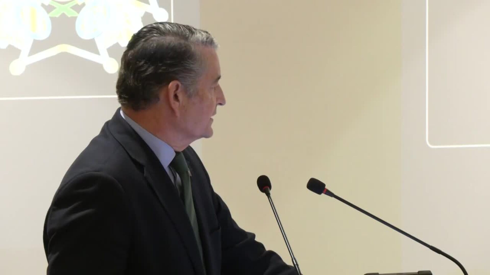 El consejero andaluz de Sanidad ofrece su "mano tendida" a la nueva directiva del COMCADIZ