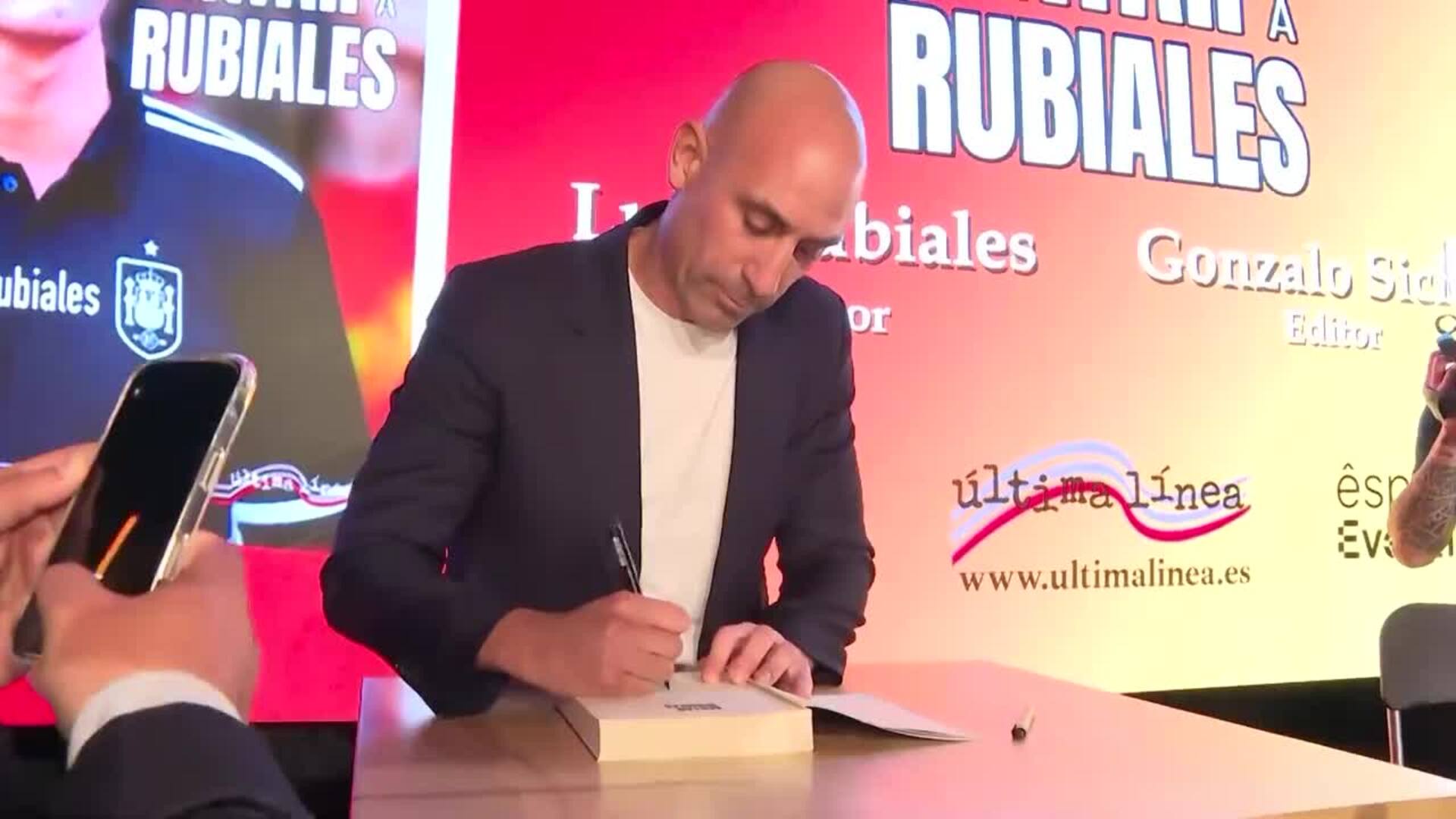 Rubiales sufre la 'agresión' de su tío en la presentación de su libro