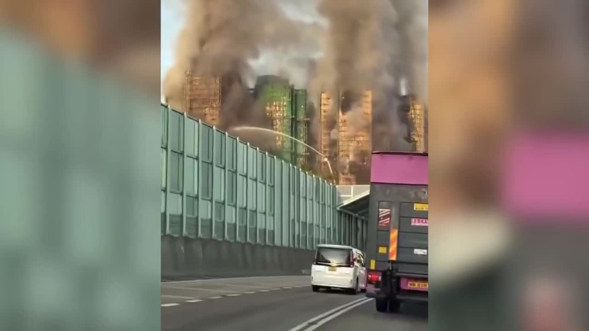 Aumentan a 55 los muertos por el enorme incendio de un complejo de rascacielos en Hong Kong