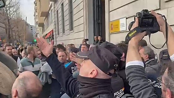 Empujones, golpes e insultos en un duro enfrentamiento de los manifestantes con la Policía frente a la Delegación del Gobierno