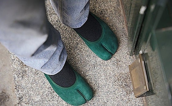 Los 'tabi': la historia de los zapatos con forma de pezuña que dividen a la moda