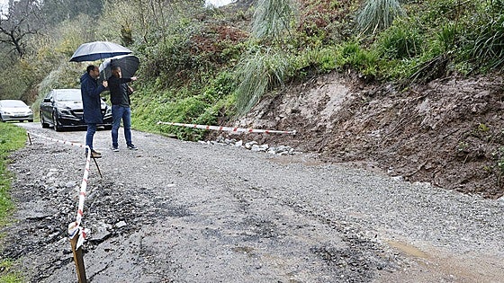 Un argayo hunde la carretera al Dobra y los operarios trabajan en la reparación