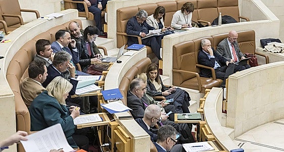 Cantabria se opone a la construcción de seis proyectos eólicos con la abstención del PP
