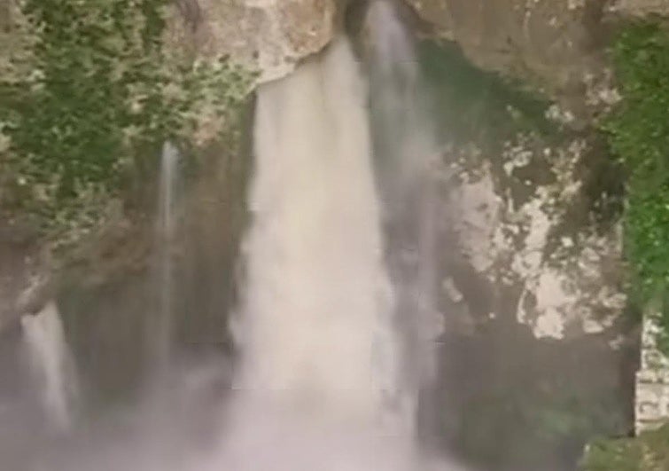La fuerza del agua en Covadonga: así baja estos días el 'chorrón' bajo la cueva de la Santina