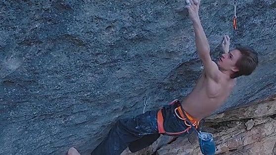 Un joven de 17 años escala descalzo una vía casi imposible y codiciada desde hace 35 años