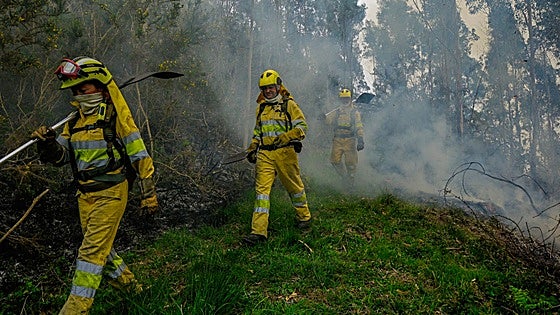 Trabajos de extinción del fuego en Labarces y Gandarillas