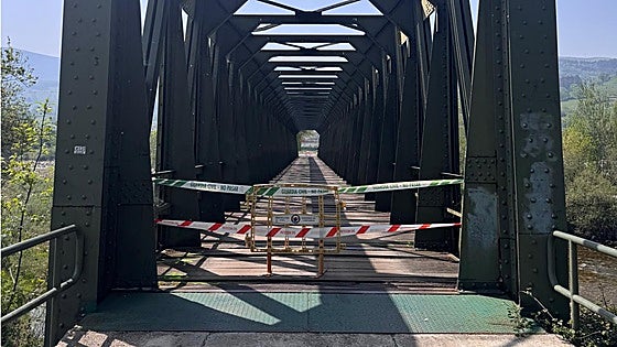 Santiurde y Corvera de Toranzo cierran el puente de hierro sobre el Pas por su mal estado