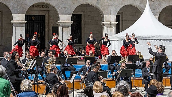 El baile toma las calles de Santander