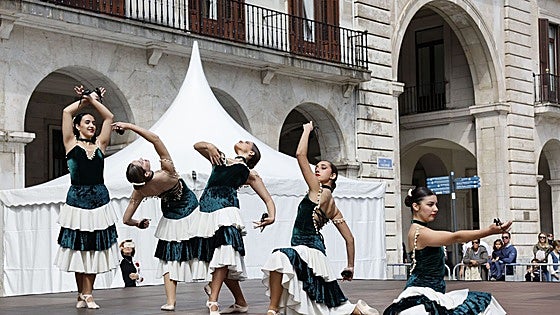 Las escuelas de danza convierten las calles de Santander en su escenario