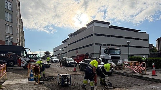 El aparcamiento en altura del Ferial de Torrelavega encara ya su apertura con la puesta en marcha de las obras eléctricas