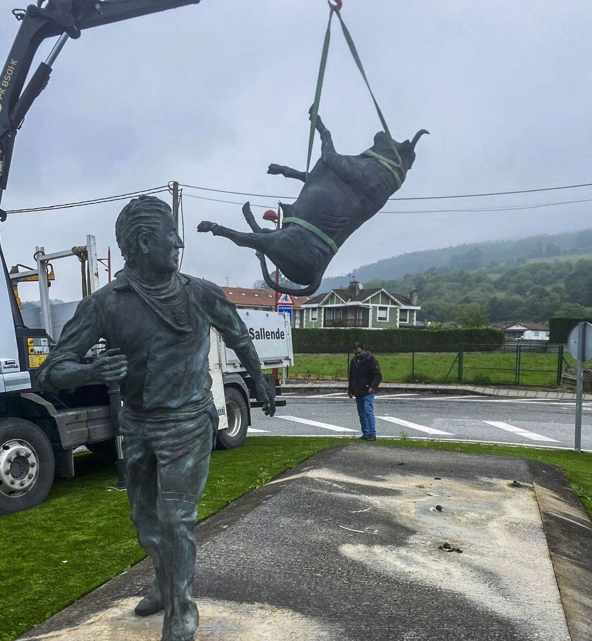 La escultura de los encierros de Ampuero es trasladada a Oviedo para ser reparada tras un accidente