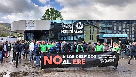 La plantilla de la planta de Nestlé en La Penilla arranca los paros contra el ERE de la multinacional