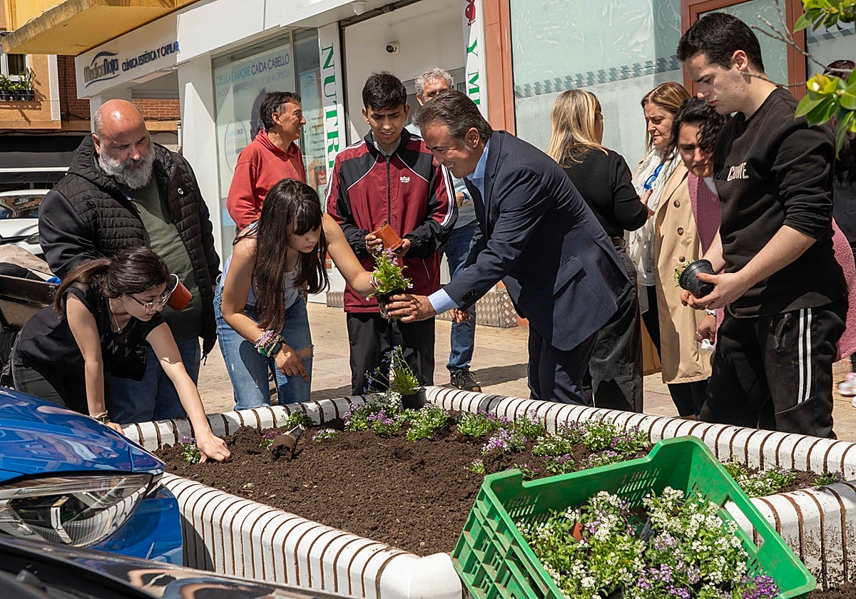 Los alumnos del ciclo de Jardinería del CEE Parayas con el alcalde, Diego Movellán.