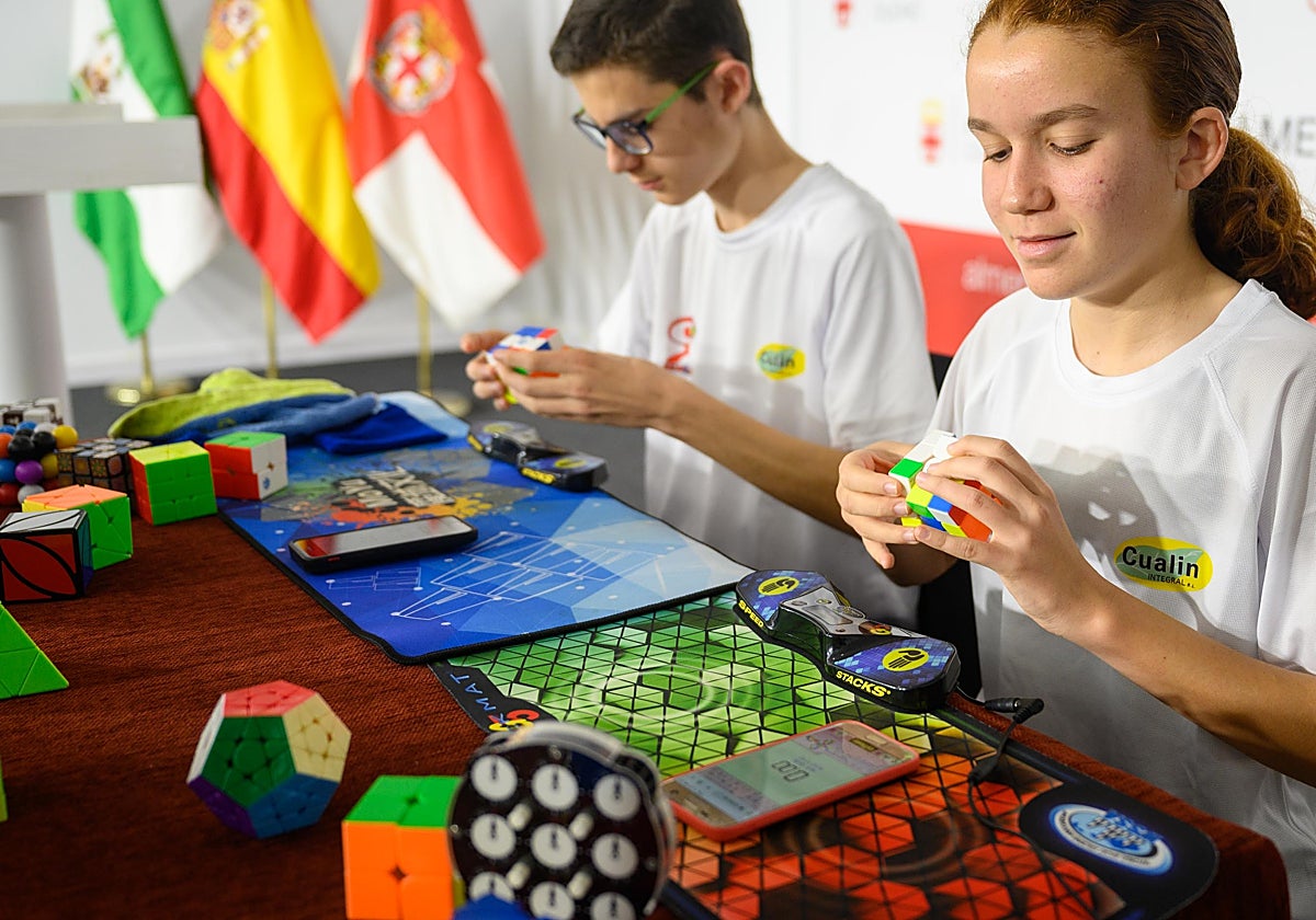 Unos jóvenes muestran sus habilidades en una competición de speedcubing.