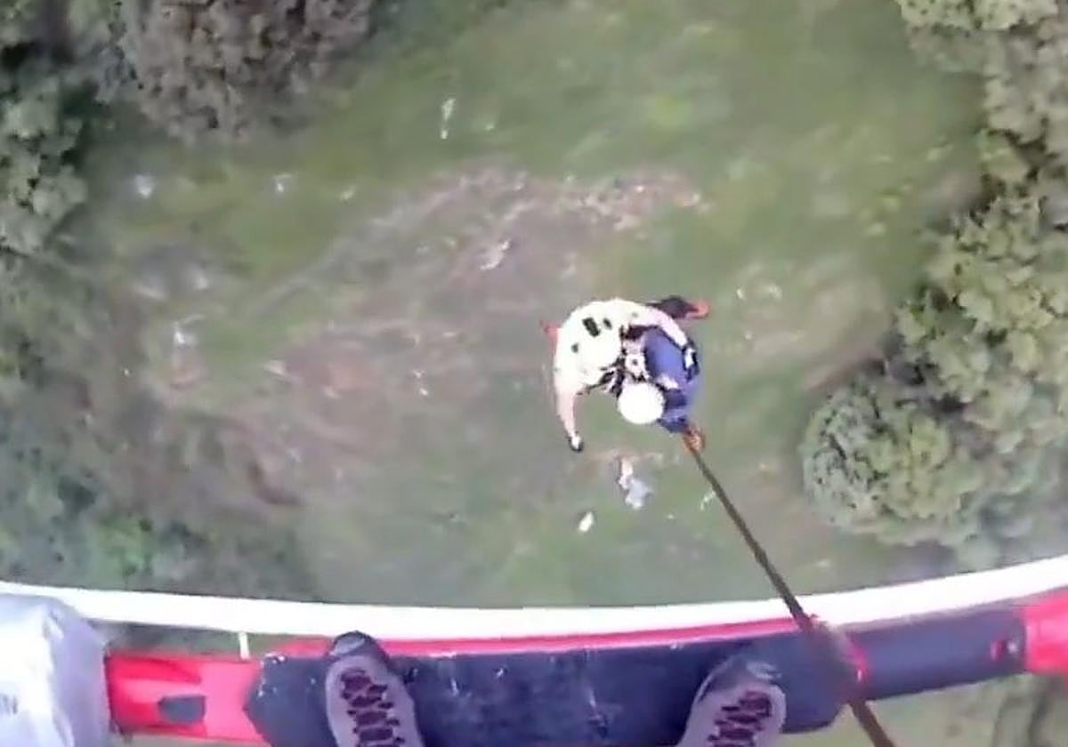 Momento en el que la mujer es izada al helicóptero.