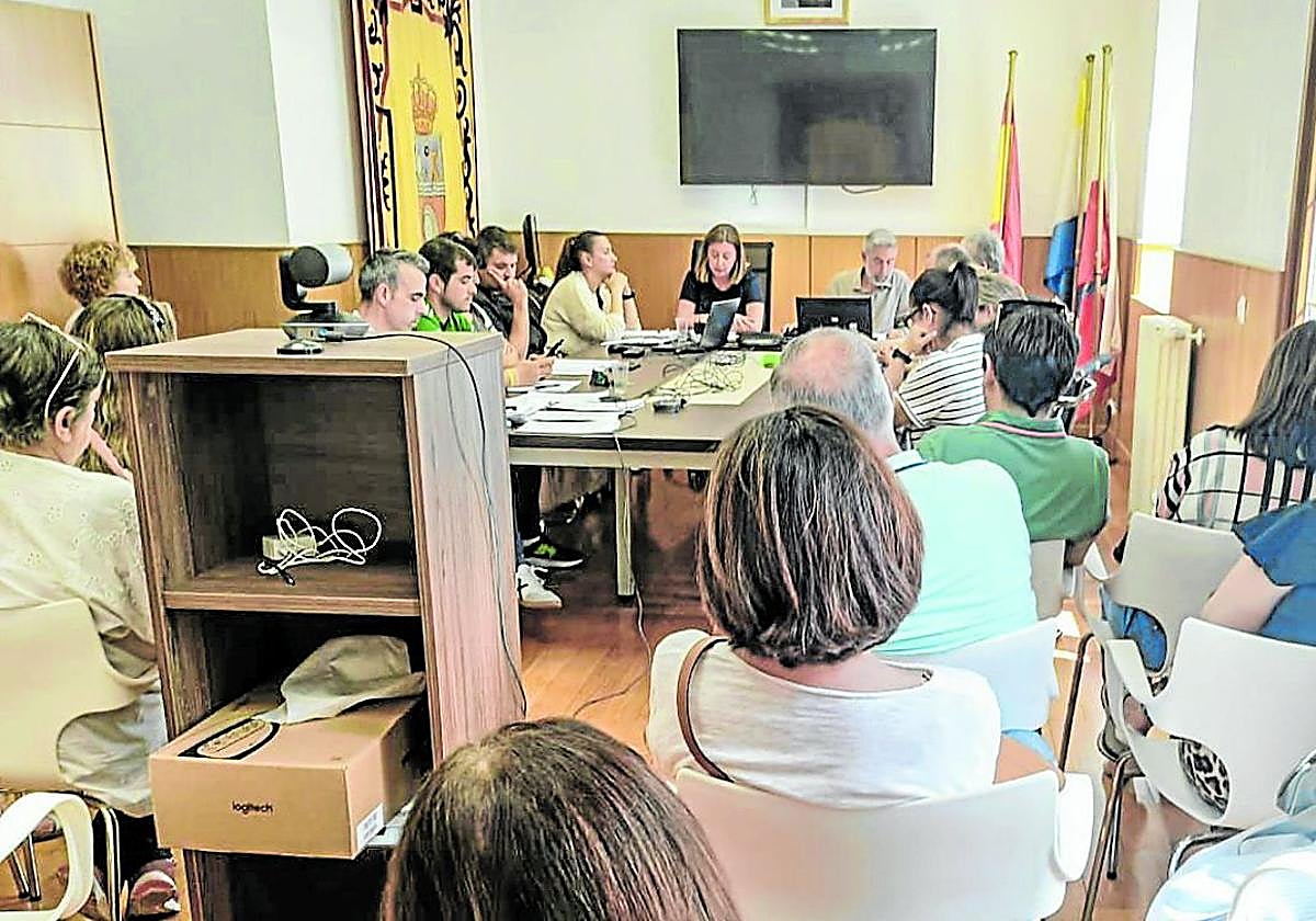 La corporación en el salón de plenos y el público, que no fue todo el que quiso, que logró asiento.