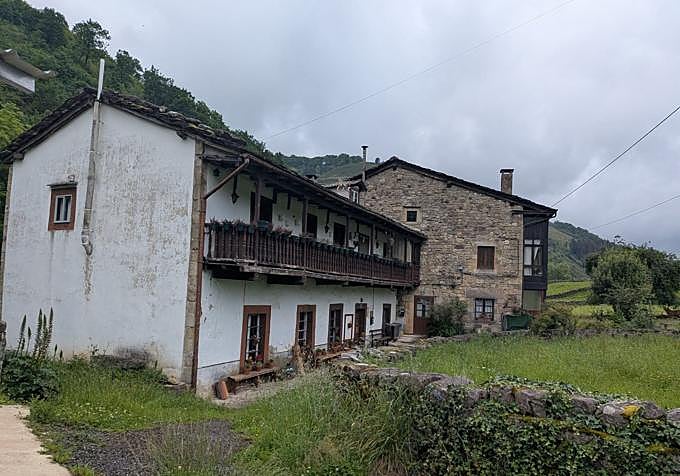 Las dos viviendas contiguas en Vega de Pas, construidas en el Molino de Marquillos, donde se asesinó al párroco y se rapto a su prima y sobrinas, la noche del 2 de diciembre de 1936.