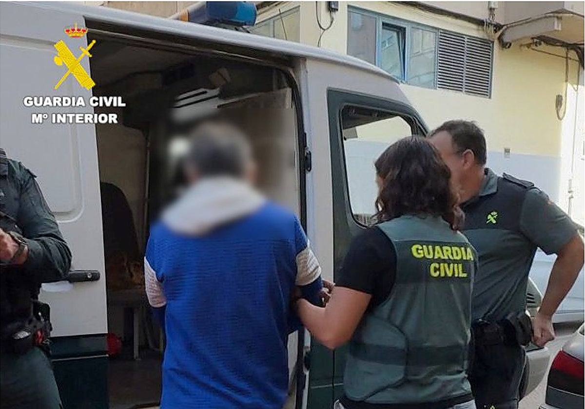 La Guardia Civil detiene a uno de los implicados en la operación Aneri, llevada a cabo junto con la Policía Local de Camargo.