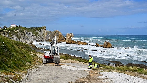Piélagos asume la reparación del acceso a la playa de La Arnía ante la «inacción» del Gobierno de España