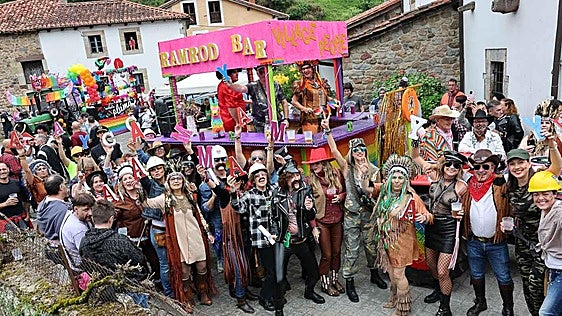 Barcenillas se pinta de arcoíris