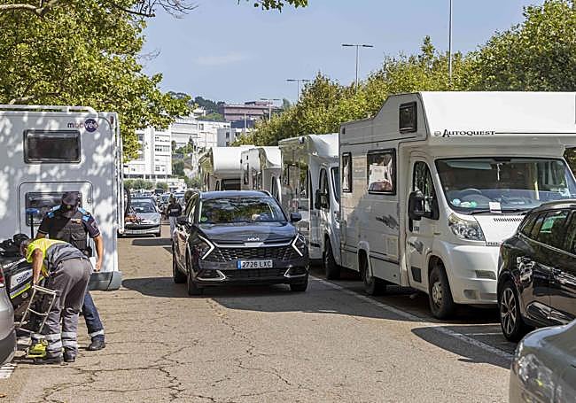 Autocaravanas estacionadas junto a la Segunda de El Sardinero.