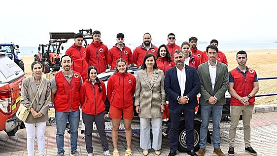Arranca la temporada de vigilancia y socorrismo en las playas de Santander con 44 efectivos de Cruz Roja