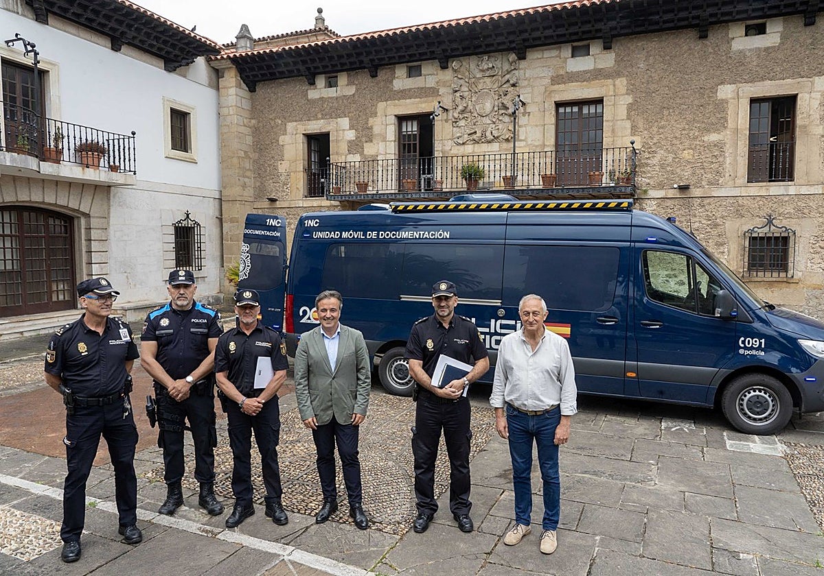 El alcalde Diego Movellán, en el centro de la imagen acompañado del concejal de Seguridad Ciudadana, Amancio Bárcena; el comisario de la Policía Nacional, Fernando Chemenal; el secretario general del cuerpo, Javier Fernández; el subinspector y jefe de la Policía Local de Camargo, Tomás Ramos; y el inspector de la Policía Nacional, Gurmesindo Sánchez.