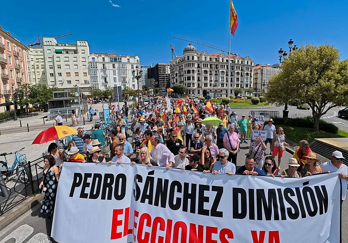 Cerca de 200 personas se manifiestan en Santander para pedir la dimisión de  Sánchez y elecciones generales | El Diario Montañés