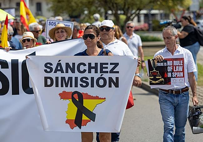 Cerca de 200 personas se manifiestan en Santander para pedir la dimisión de  Sánchez y elecciones generales | El Diario Montañés