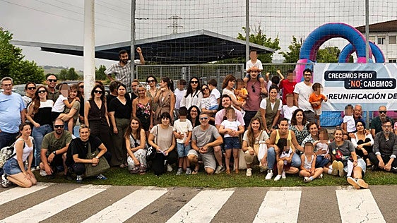 Las familias del colegio Costa Quebrada de Bezana reclaman la «reunificación» del centro, que sigue dividido en tres edificios
