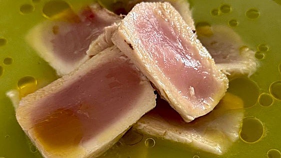 Bonito con gazpacho de jalapeños
