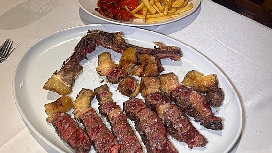 La Taberna de Vicente y su chuletón de vaca pinta con 30 días, o su rape negro asado