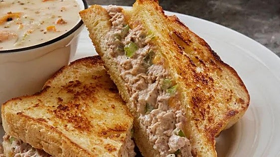 Sándwich caliente de atún y queso fundido