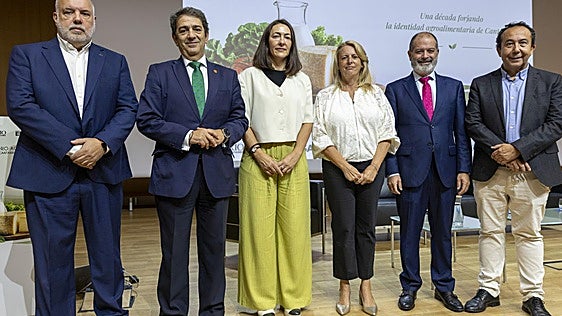 José Luis Pérez, Víctor Yuste, Ana Rodríguez, María Jesús Susinos, Rubén Calderón y Carlos Fernández, instantes antes de comenzar el foro.