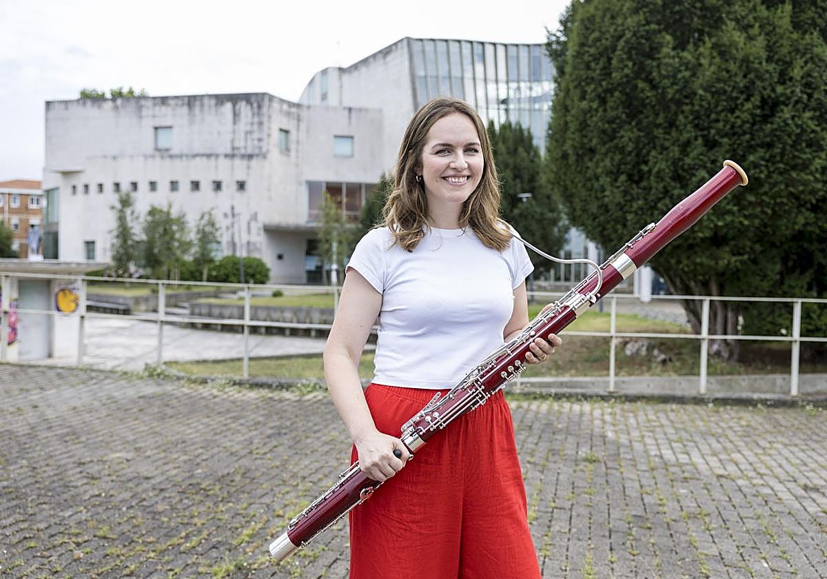 Amy Harman, en el exterior del Conservatorio Jesús de Monasterio, donde estos días ensaya con los alumnos del Encuentro de Música y Academia.