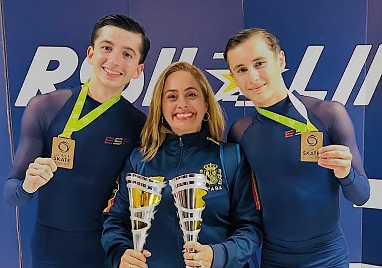 David Gutiérrez (izquierda) y Pablo Riego posan junto a su entrenadora, Alexia Rojo.