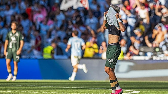 La mano pegada al cuerpo