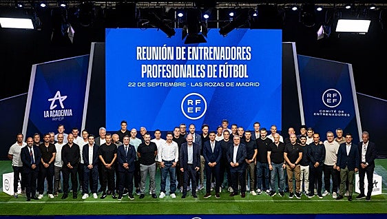 José Alberto, con los técnicos de Primera en Las Rozas